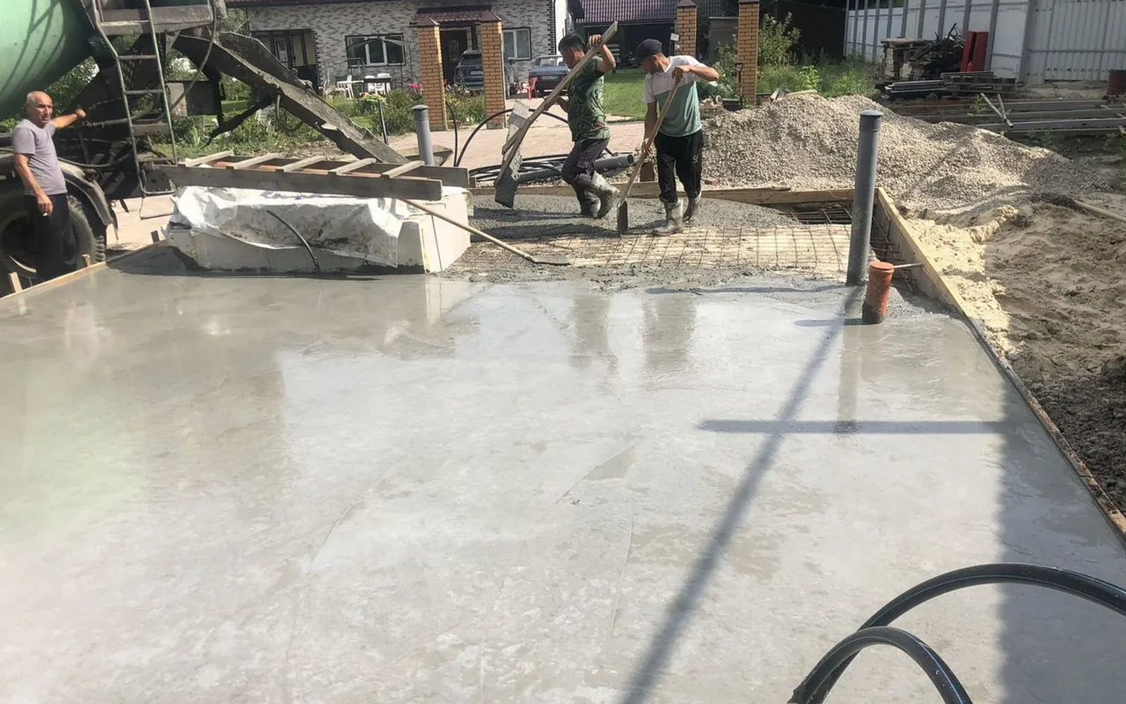 Заливка бетона с миксера, работа бригады